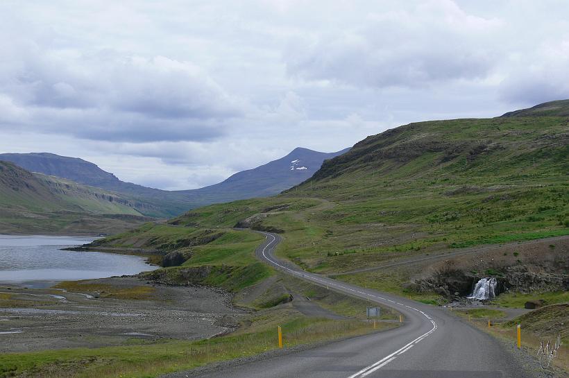 290706_Islande_SudOuest_051.JPG - L'Islande est soumise à l'influence des vents froids polaires, mais grâce au Gulf Stream, les températures ne s'éloignent jamais beaucoup de 0 °C (5 °C en moyenne annuelle à Reykjavik).