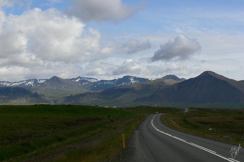 290706_Islande_SudOuest_052.JPG - La route nationale N°1 est la route principale qui fait le tour de l'île et relie toutes les zones habitables, l'intérieur du pays étant inhabité. Pendant mon circuit de 15 jours, j'ai fait le tour de l'île par la N 1.