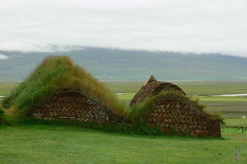 P1010274.JPG - Maisons en briques de tourbe à Glaumbaer près de Varmahlid au nord de l'île.