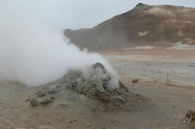 P1010393.JPG - Námafjall est situé à l'Est de Mývatn. Námafjall, signifie "la montagne de la carrière" parce qu'au 13ème siècle, la zone était exploitée par le Roi du Danemark pour en extraire le soufre qui était envoyé en Europe pour en faire de la poudre à canon.