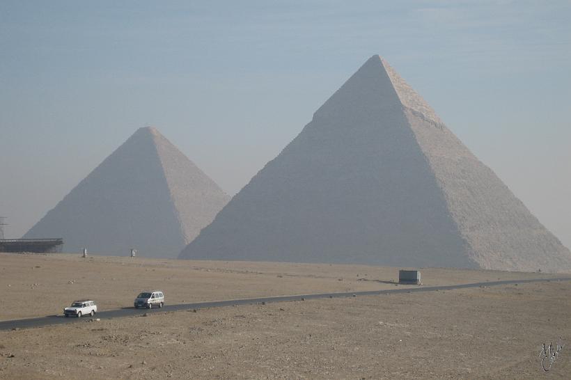 IMG_4232.JPG - Les pyramides de Gizeh sont des grands tombeaux exclusivement royaux. La construction d’une pyramide durait 30 ans.