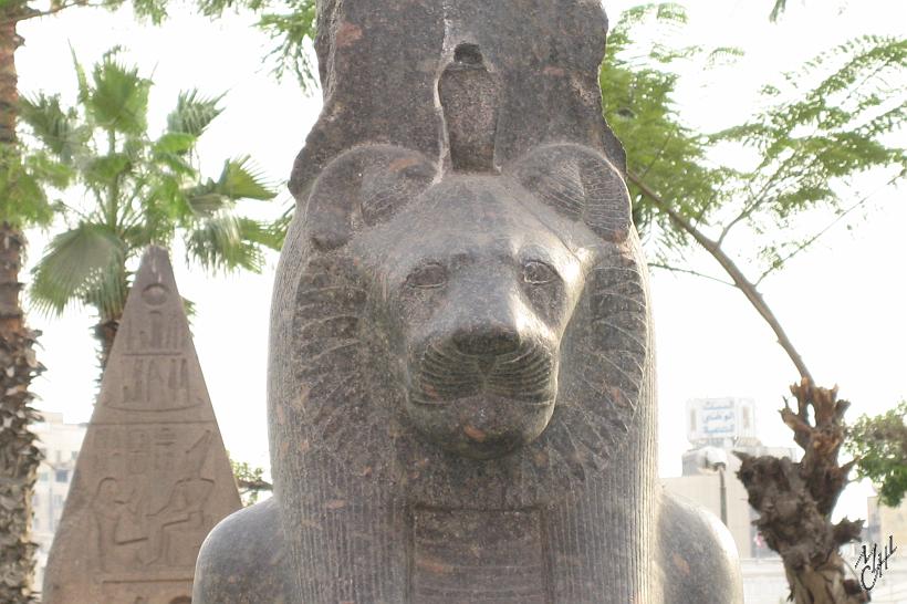 IMG_4334.JPG - Sekhmet une déesse lionne. Sur sa tête les restes du disque solaire parce qu'elle représente la vengeance du soleil contre les hommes. De sa bouche sortent les vents brûlants du désert.