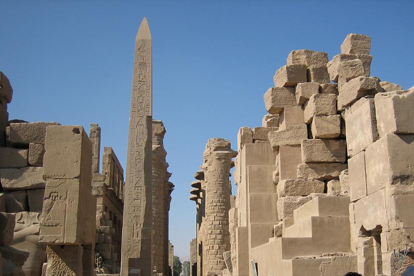 IMG_4461.JPG - Des 2 obélisques offerts à la France, seulement un a été déplacé. Il se trouve aujourd'hui au centre de la place de la Concorde à Paris. Le 2ème obélisque a été officiellement rendu à l'Égypte par le Président François Mitterrand.