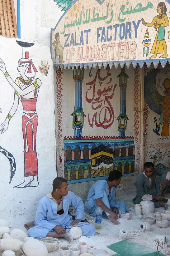 IMG_4520.JPG - Petit atelier de sculpture de l'Albâtre. Avec cette roche sont fabriqués des vases ou des statuettes, des accessoires religieux ou funéraires, et autrefois des sarcophages.