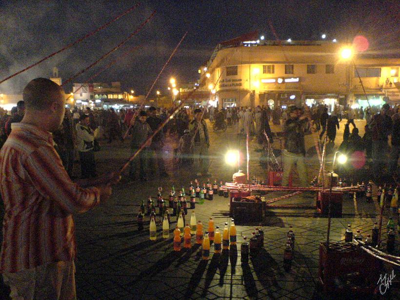 DSC07993.JPG - Place Jamaâ El Fna à Marrakech. On y rencontre des conteurs, des musiciens et d’autres artistes populaires. On peut y jouer, manger ou juste se promener.