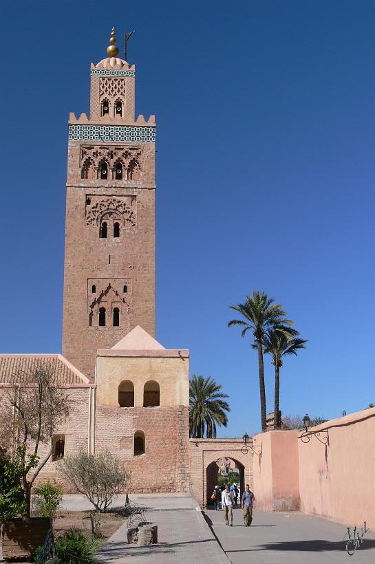 P1040148.JPG - La mosquée Koutoubia est aussi appelée mosquée des libraires parce qu'elle se situait dans le souk des marchands de manuscrits.