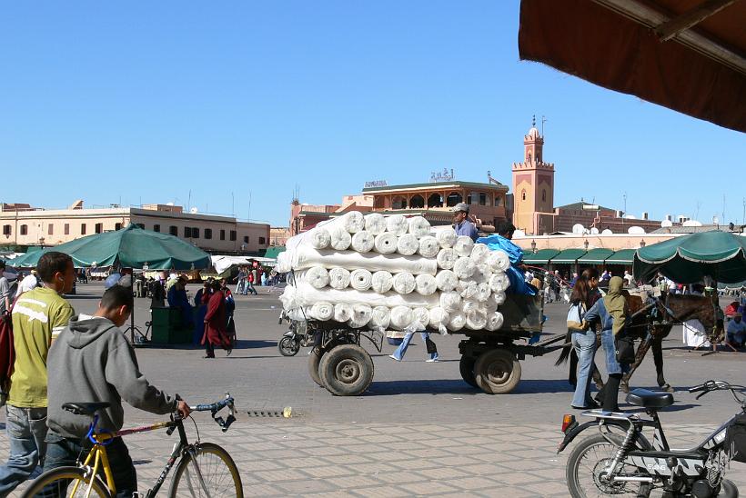 P1040161.JPG - Pas de voiture sur la place, alors les livraisons dans les souks se font avec des chevaux ou des ânes.