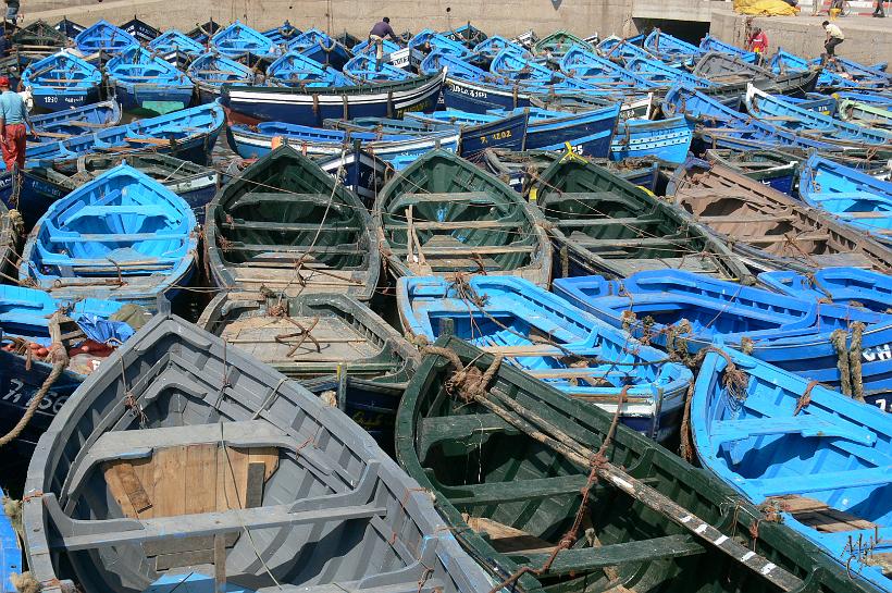 P1040300.JPG - Les petites barques en bois destinées à la pêche (3 ou 4 personnes, 1 moteur à l'arrière)