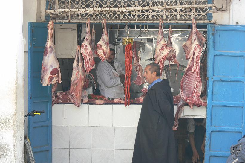 P1040342.JPG - Les bouchers exposent leurs produits dans le souk de la médina.