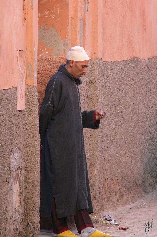 P1040449.JPG - A l'origine, le souk permettait aux différentes tribus de se rencontrer en terrain neutre. C'est au souk que se réglaient les litiges, les emprunts, et aussi les projets de mariages.