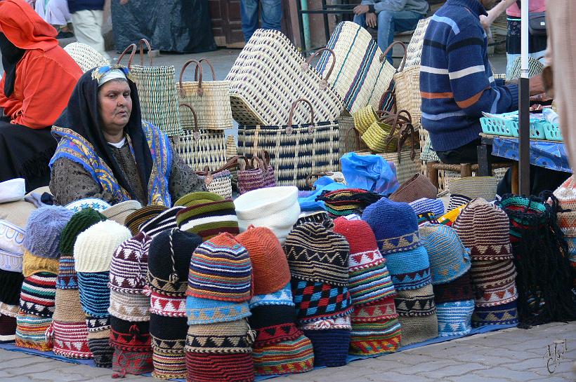 P1040483.JPG - Un stand avec des bonnets en tricot dans les souks de Marrakech.