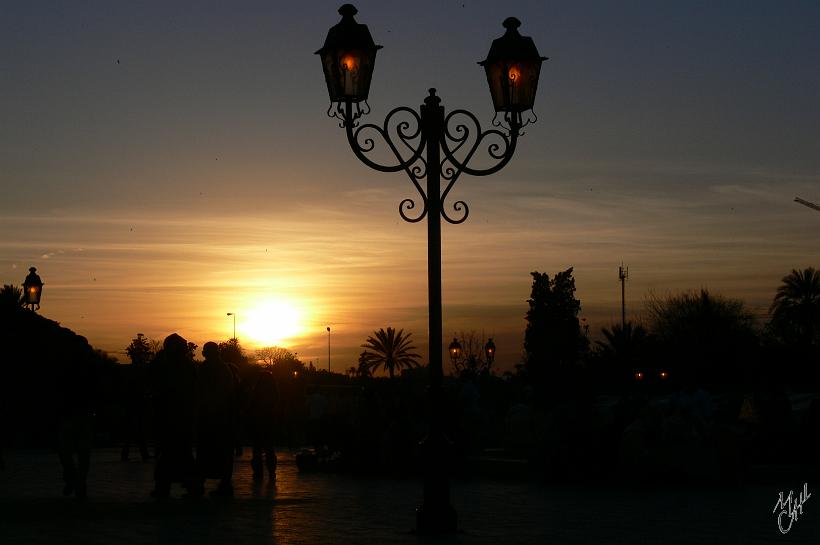 P1040625.JPG - Couché de soleil sur la place de la mosquée à Marrakech.