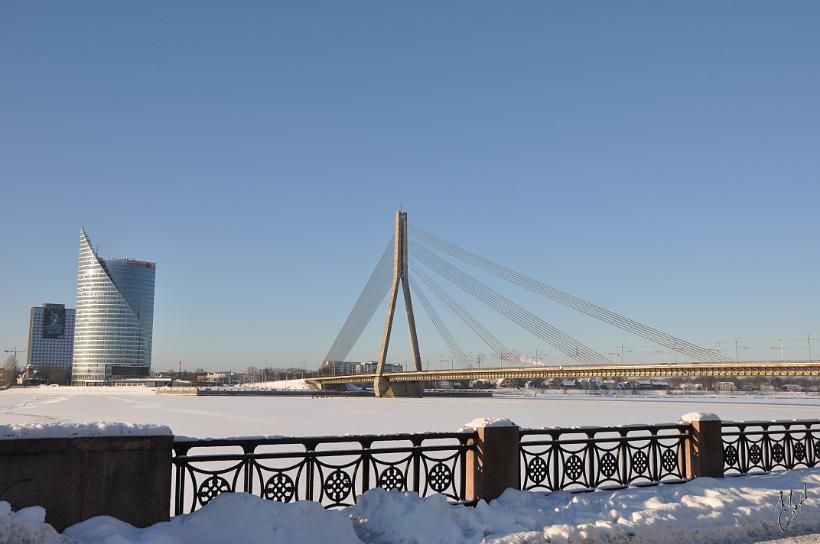 DSC_0852.JPG - Saules Akmens (la pierre solaire, l'immeuble à gauche) et le pont Vanšu