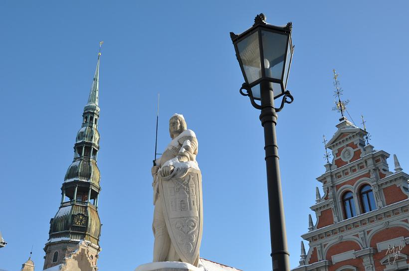 DSC_0910.JPG - L'église St Pierre, la statue de Roland et la maison des têtes noires.