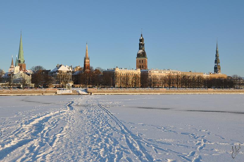 DSC_0965.JPG - Vue sur la vieille ville lors de la traversée...à pied du fleuve Daugava pour se rendre sur l'île de Kipsala