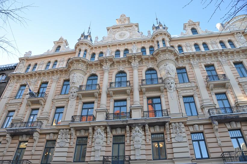 DSC_1001.JPG - La plupart des immeubles d'art nouveau abritent les bureaux de grandes sociétés ou autres organismes officiels. Ici l'ambassade de Belgique.