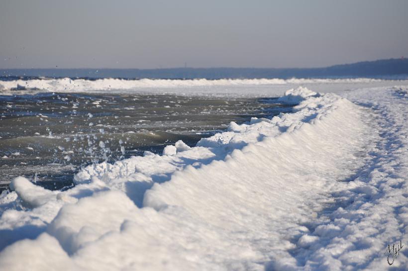 DSC_1070.JPG - Les vagues et l'eau de mer gorgée de glaçons.