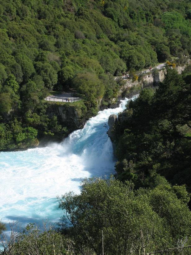 BuriedVillage_HukaFalls_IMG_1326.JPG - La rivière Waikato avec la cascade Huka Falls. Elle se situe près de Taupo, dans l'île du nord.