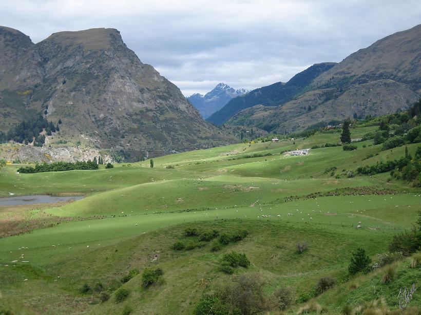 Queenstown_WestCoast_IMG_2394.JPG - Pour rejoindre Queenstown en venant de Milford Sound, il faut traverser des paysages composés de lacs, rivières, montagnes et collines bien vertes.