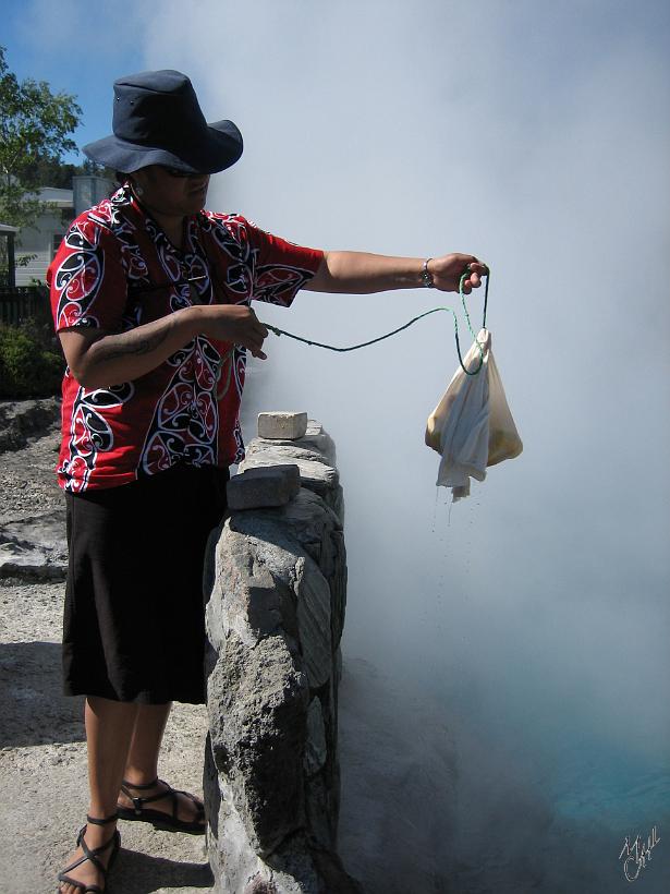 Taupo_IMG_1242.JPG - Pour cuir du mais, il suffit de plonger les épis avec un sac en tissu dans un des plans d'eau du village.