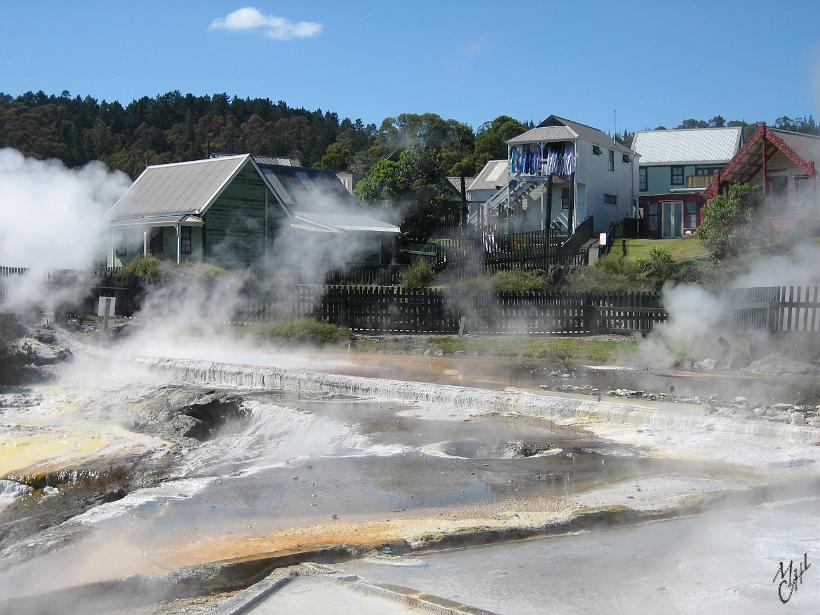 Taupo_IMG_1247.JPG - Les habitants de Whakarewarewa prennent leur bain dans des cavités aménagées et lavent leur linge avec l'eau chaude naturelle. Des canaux permettent de diriger les eaux chaudes vers les habitations, les bains, les points de cuisson ou les laveries.