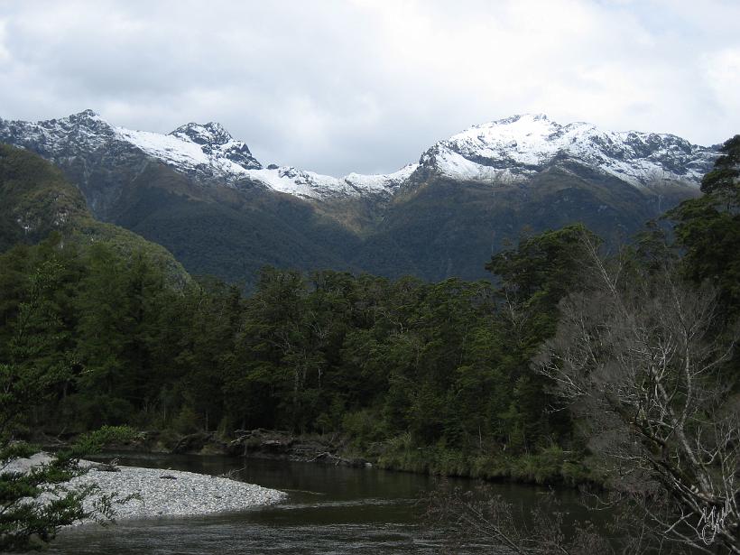 TeAnau_Milford_IMG_2328.JPG - La totalité du Milford Track fait 53 km, il faut plus de 4 jours pour le faire. Mais en une journée il est déjà possible de voir de très belles montagnes, rivières, forêts,...