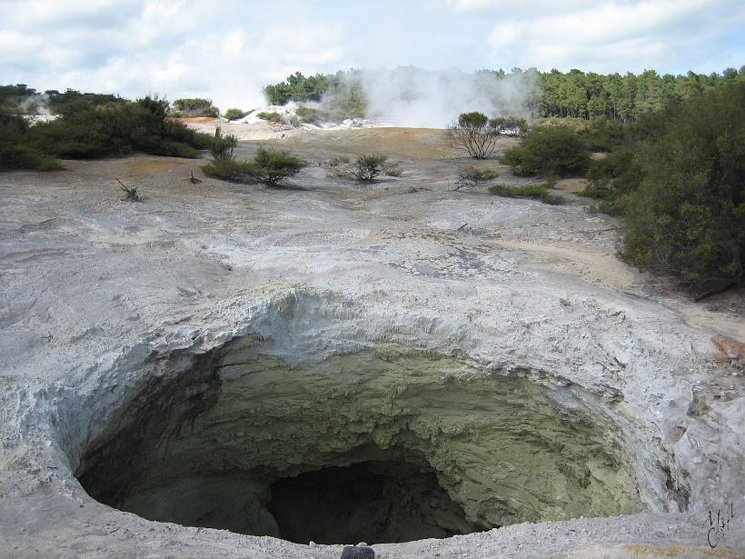 Wai_O_Tapu_IMG_1070.JPG - Certains cratères ont un diamètre de 20m et une profondeur de plus de 12m