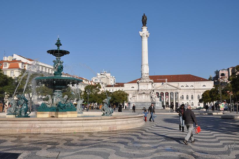 DSC_1223.JPG - La Place Dom Pedro IV avait accueilli le couvent de São Francisco au 17ème siècle, le Palais des Estaus au 15ème et l'hôpital de Todos-os-Santos au 17ème avant que le terrible séisme de 1755 ne viennent détruire l'ensemble.