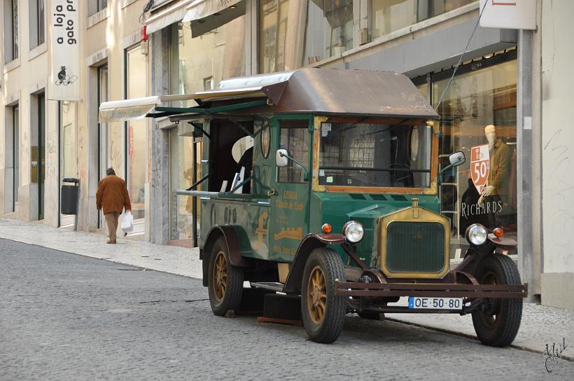 DSC_1242.JPG - Cette voiture rétro est en permanence garée dans la rue en face de l'ascenseur et diffuse de la musique Fado. C'est en fait une boutique de CD, la Carrinha do Fado. Musique qui exprime toute la saudade (mélodie triste et langoureuse) de l'âme portugaise.