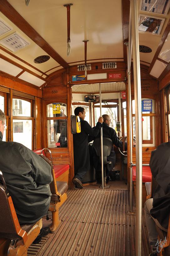 DSC_1286.JPG - L'intérieur d'un eléctricos. Incroyable de voir comment ces petits tramways, même bondés, réussissent à gravir les collines de la ville.