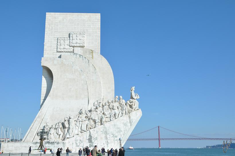 DSC_1419.JPG - Le monument représente une caravelle en béton, de style typique du régime dictatorial de Salazar.