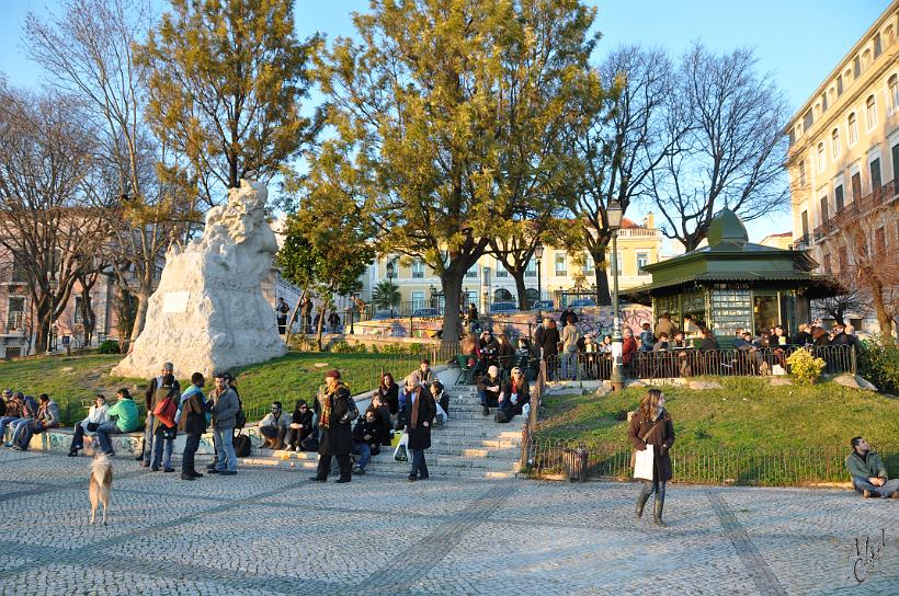 DSC_1456.JPG - Un belvédère (miradouro), une petite place où les habitants se retrouvent le soir pour bavarder autour d'une bière en admirant le coucher de soleil au dessus du Tage. Ici le Largo de Jesus.