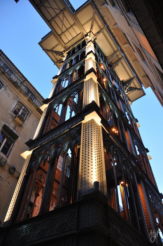 DSC_1464.JPG - L'ascenseur de Lisbonne, bien pratique pour passer de la partie basse de Lisbonne (la Baixa) au quartier haut, (le Bairro Alto) en quelques secondes.