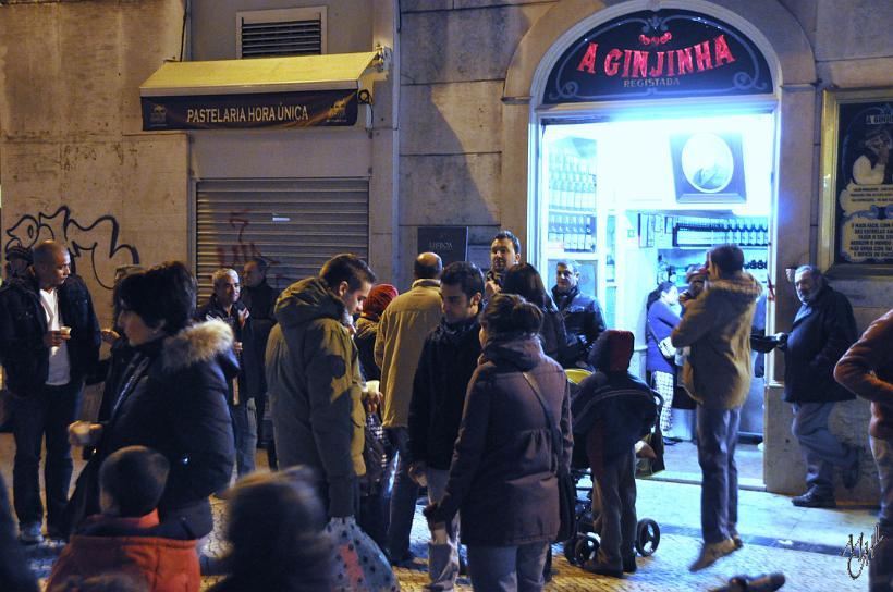 DSC_1472x.jpg - Le soir, pour l'apéritif, on se masse devant les micro-bars à Ginjinha. La liqueur maison s'achète au comptoir et se boit sur le trottoir. La ginjinha est une boisson à base de cerises griottes à l'eau de vie.