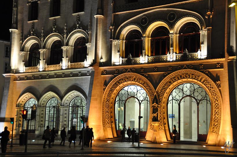 DSC_1478.JPG - La porte en pierre sculptée de la gare centrale du Rossio