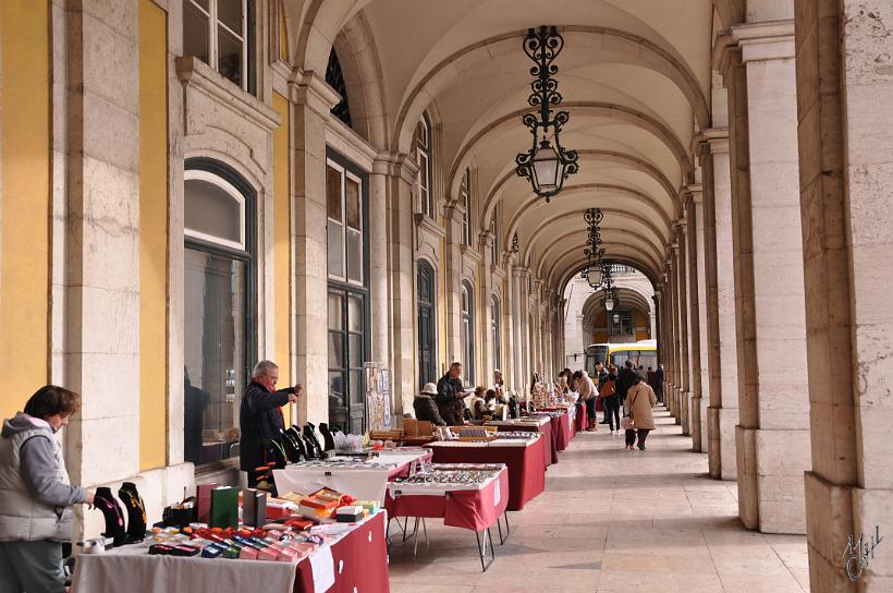 DSC_1512.JPG - La place do Comercio est entourée de bâtiments ministériels joliment colorés. Au dessous, on circule sous de magnifiques arches qui le matin abritent les étales d'artisans.