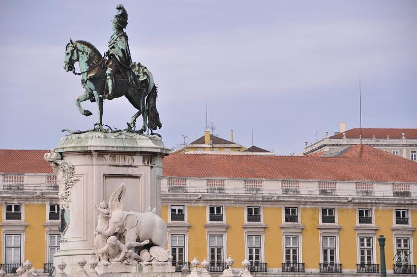 DSC_1514.JPG - Au milieu de la place de Comercio trône la statue de Dom José 1er.