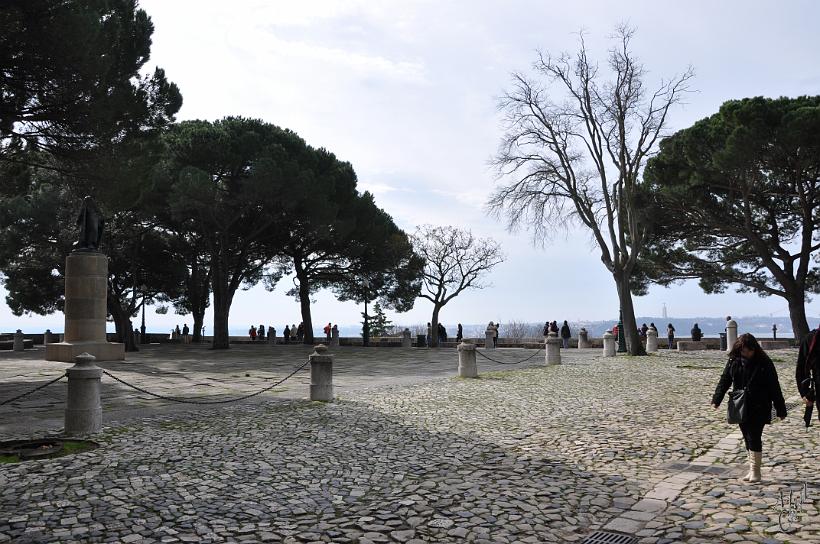 DSC_1559.JPG - Cette forteresse fut construite à cet endroit stratégique par les Wisigoths au 5ème siècle. Don Alfonso Henriques fut le premier roi du Portugal à s’y installer en 1147. Ici la Place d'armes.