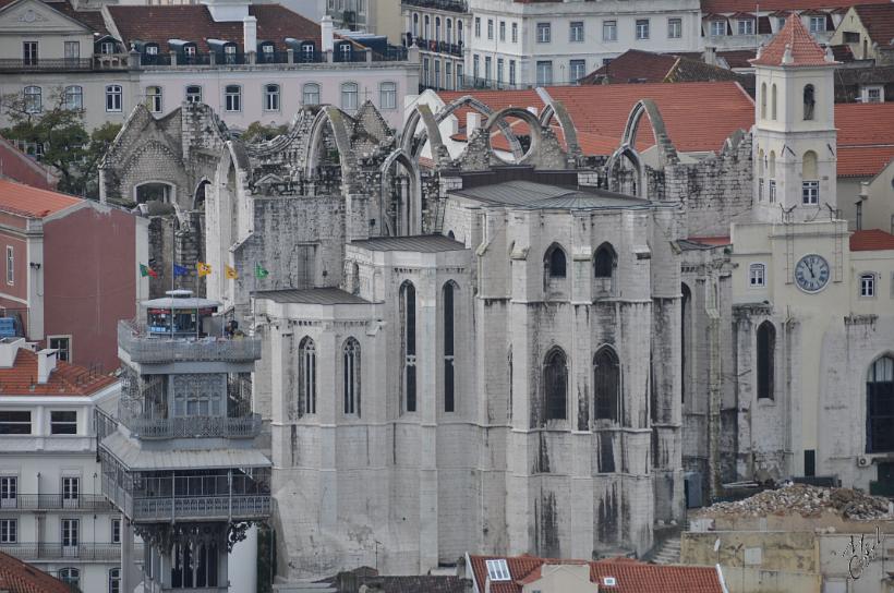 DSC_1576.JPG - Vue à partir du château sur l'ascenseur vertical de Santa Justa et l'église Convento do Carmo "sans toiture" détruite par le séisme de 1775.