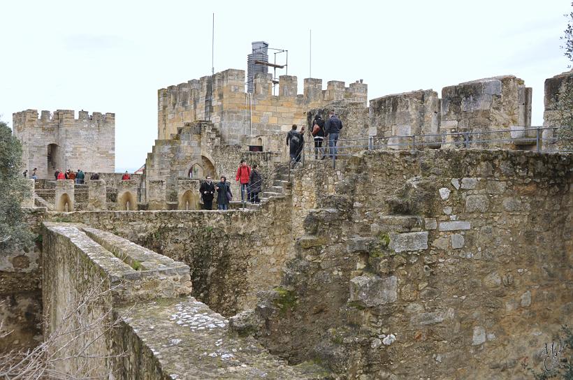 DSC_1593x.jpg - Il est possible d'y emprunter le chemin de ronde sur les remparts pour observer les dix tours, reliées par une muraille crénelée.