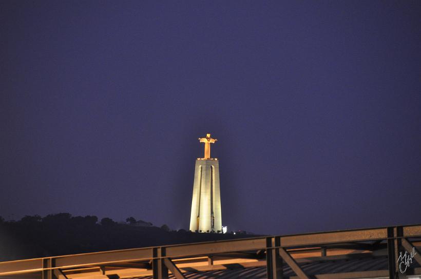 DSC_1718.JPG - La statue du Christ Roi (le ‘’Cristo Rei’’) qui domine la vieille ville à partir de la rive opposée du Tage.