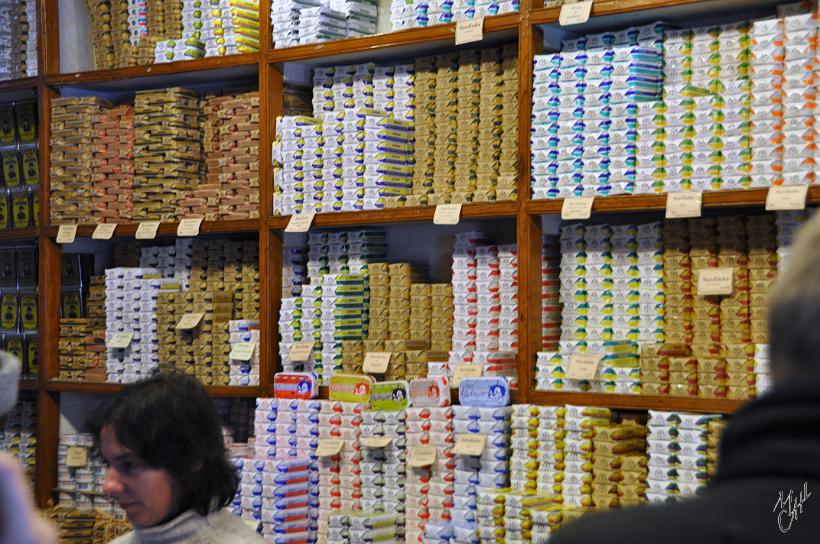 DSC_1842x.jpg - Les boîtes de conserve avec leur emballage rétro dans la conserveira de Lisboa