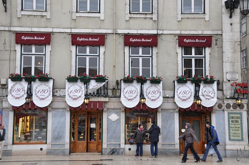 DSC_1844.JPG - La Confeitaria Nacional, près de la place Figueira. Une des plus vieilles pâtisseries de Lisbonne. On y trouve entre autre les fameuses "pastéis de nata", petits flans crémeux dans une pâte feuilletée saupoudrés de cannelle.