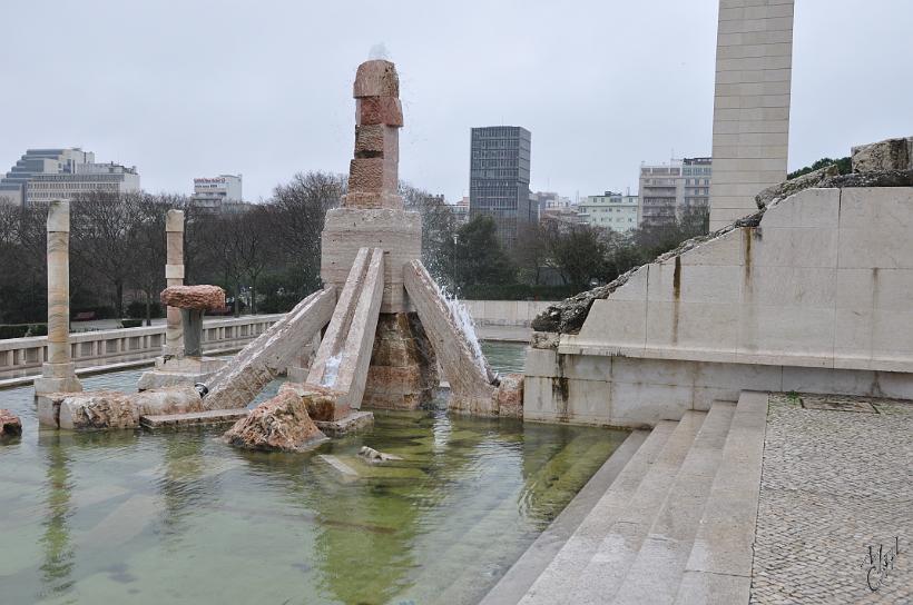 DSC_1861.JPG - Sculpture qui évoque le coup d'état militaire du 25 Avril 1974, mettant fin à un régime dictatorial et à la censure de la presse (Révolution des œillets)