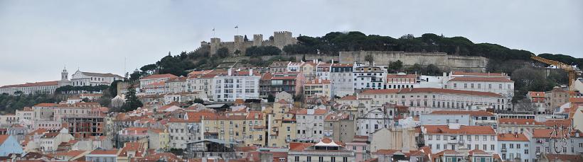 pano_1619_20_21.jpg - Vue sur le château et la vieille ville à partir du Miradouro de Sao Pedro de Alcantara.